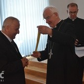 Biskup osobiście nałożył uhonorowanemu medal.
