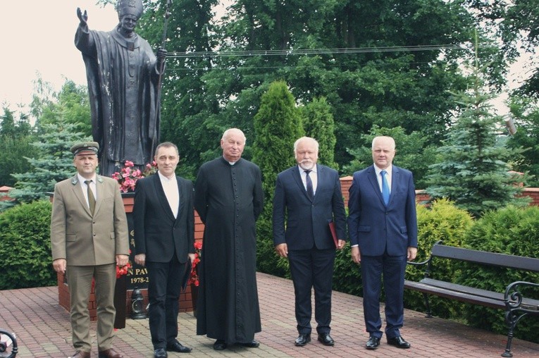 Proboszcz ks. Bogdan Rosiński i Robert Grudzień (drugi od lewej) z gośćmi przybyłymi do kościoła w Stromcu