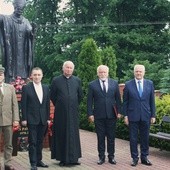 Proboszcz ks. Bogdan Rosiński i Robert Grudzień (drugi od lewej) z gośćmi przybyłymi do kościoła w Stromcu