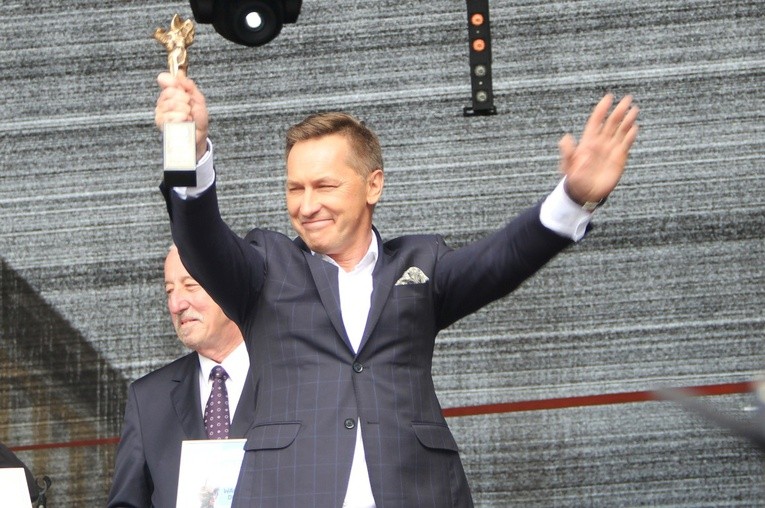 Waldemar Dolecki ze statuetką Radomskiej Nagrody Kulturalnej