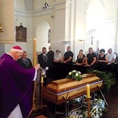 ◄	Liturgii pogrzebowej przewodniczył  bp Ignacy Dec.