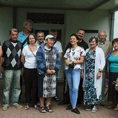 Grupa z wolontariuszami przed podróżą do Krasnobrodu.