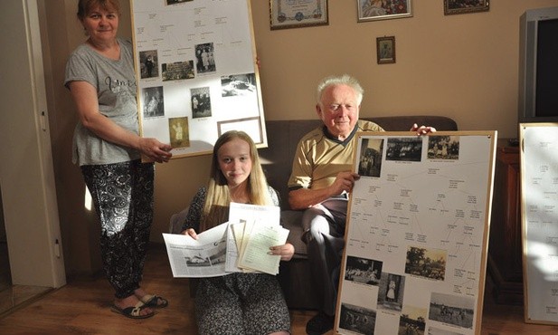 Dziadek Teobald wskazuje siebie na zdjęciu, jest też mama Kornelia i Monika Konieczny.