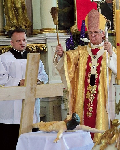 Podczas Mszy św. abp Józef Górzyński poświęcił odnowiony krzyż.