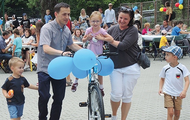 ▲	Rower – konkursowa nagroda ufundowana przez ministra Stanisława Szweda – trafił do małej Karolinki.