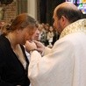 Magdalena Kubińska całuje pobłogosławiony wcześniej Krzyż Misyjny.