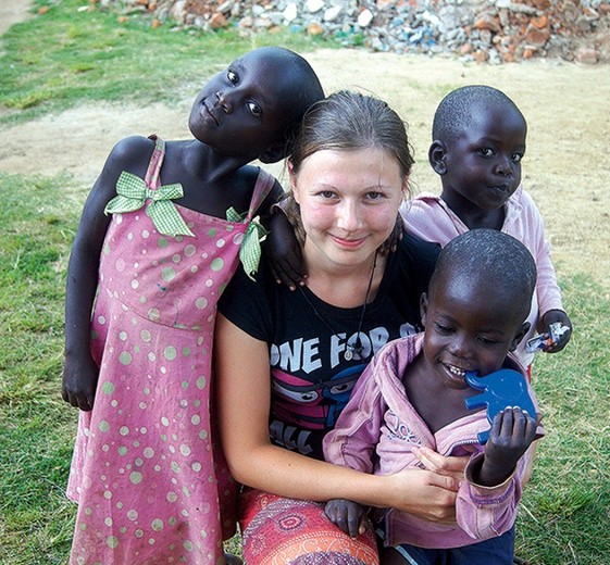 Z dziećmi podczas wyjazdu misyjnego do Ugandy.