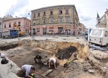 Prace archeologiczne w pobliżu Bramy Krakowskiej