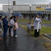 Tablicę poświęcił ks. Piotr Giemza, wikariusz parafii kolegiackiej w Opocznie