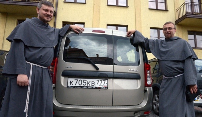 O. Andrian (z lewej) i br. Adam przyjechali do Polski rosyjską Ładą. Trasa wiodła przez Łotwę i Litwę