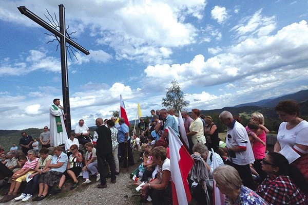 Nabożeństwo przy krzyżu na Buczniku w Piwnicznej jako żywo przypomina czas misyjnego budzenia sumień i poczucia narodowej tożsamości.