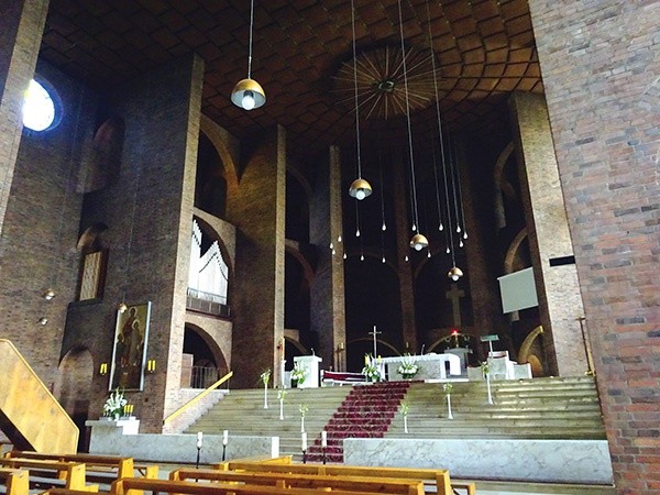 Widok prezbiterium zabrskiej świątyni (po lewej ołtarz patrona).