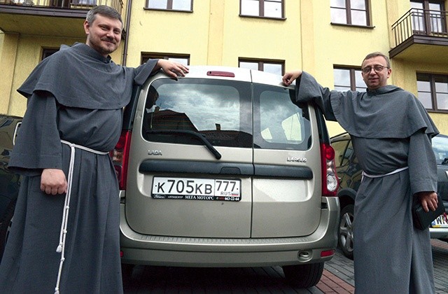 O. Andrian (z lewej) i br. Adam przyjechali do Polski rosyjską ładą. Trasa wiodła przez Łotwę i Litwę.