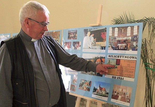 ▲	Ks. Antoni Łatka na tle wystawy przypominającej historię budowy świątyni w Szlichtyngowej. 