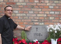 ▼	Ks. proboszcz Czesław Stolarczyk przy kamieniu węgielnym z wyrytą datą 1908 r. – to początek budowy domu Bożego.