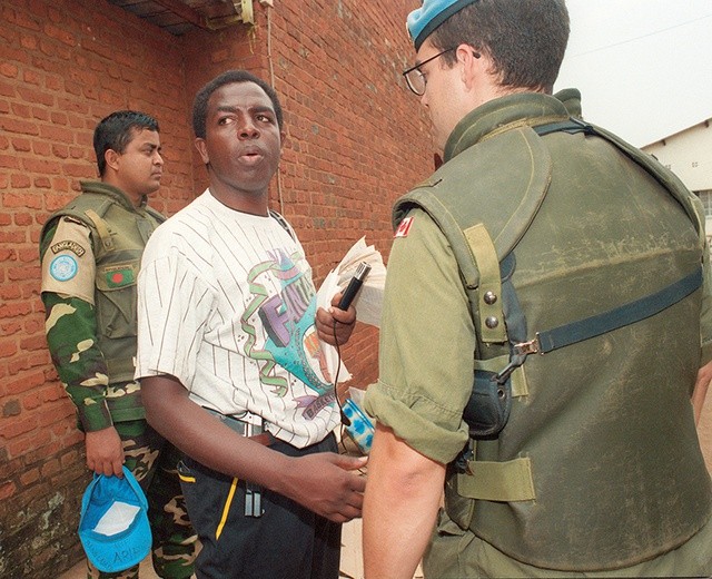 Ks. Munyeshyaka rozmawiający z żołnierzami ONZ w Kigali w 1994 r.