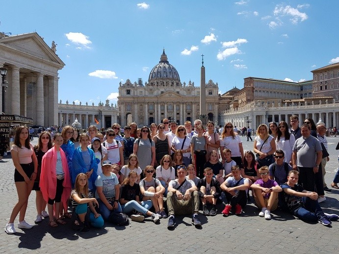 Pielgrzymi na pl. św. Piotra w Rzymie
