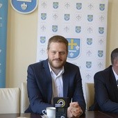 Wiceminister zdrowia Janusz Cieszyński odwiedził Skierniewice. Po prawej prezydent miasta Krzysztof Jażdżyk