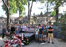 Młodzi bielszczanie przy grobie matki marszałki Józefa Piłsudskiego i jego serca