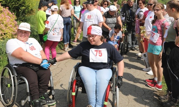 Sportowy uścisk dłoni na zakończenie wyścigu... 