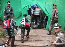 Tajlandia: Pierwsza osoba wydobyta w poniedziałek z jaskini