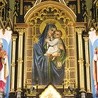 ▲	Szkaplerzna Madonna spogląda na wiernych z wysokości głównego ołtarza.