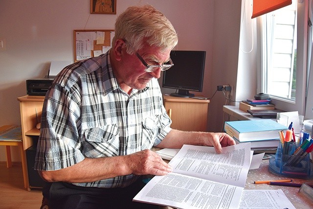 ▲	Mieszkaniec Karwacza pieczołowicie gromadzi rodzinne dokumenty oraz publikacje poświęcone rzezi wołyńskiej. 