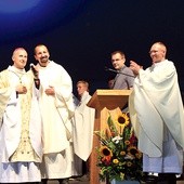 ▲	Bp Marek Solarczyk i o. Paweł Zając OMI oficjalnie otwierają festiwal. Po prawej o. Tomasz Maniura OMI, odpowiedzialny  za centrum NINIWA.