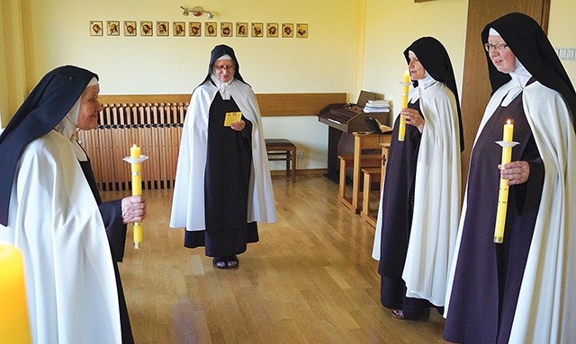 Obecny skład klasztoru na modlitwie w kaplicy. Od lewej: s. Teodora, s. Wiolena, s. Fabia oraz. s. Adalberta. 