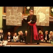 Bischof Stefan Oster jongliert vor Kindern
