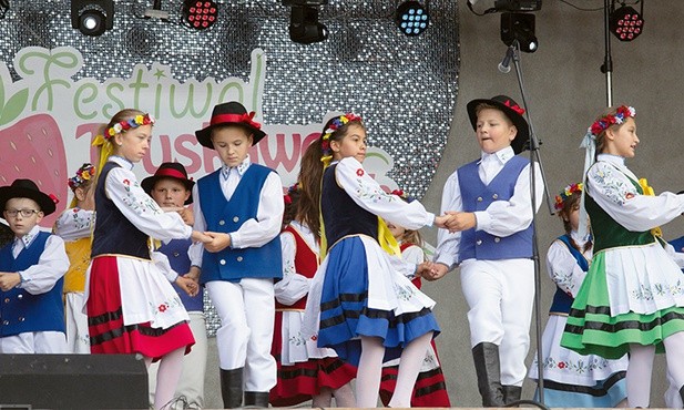 Młodzież z Kaszubskiego Zespołu Pieśni i Tańca „Chmielanie” w tradycyjnych strojach kaszubskich.