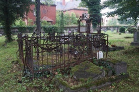 Tak wygląda cmentarz w Złotym Stoku, który postanowiono odnowić