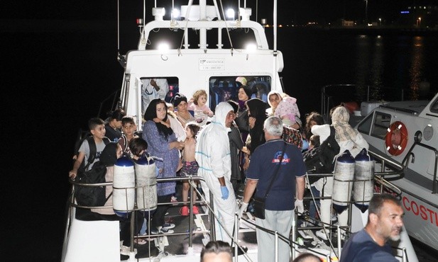 Dwa statki zabrały 450 migrantów z kutra