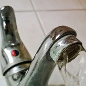 Sanepid zabronił spożywania wody w części gminy Kosakowo