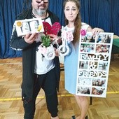 Marlenę i Mariusza Kowalskich dzieci na zakończenie roku obdarowały upominkami.