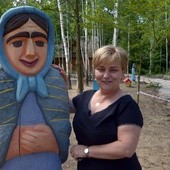 Ilona Jaroszek, dyrektor MWR, przy rzeźbionym figuratywnym ulu, który już stoi w miejscu, gdzie krok po kroku powstaje ekspozycja dla najmłodszych