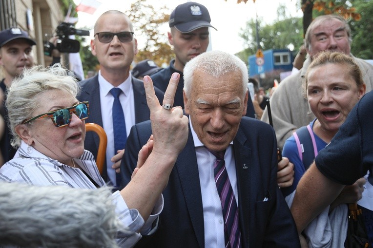 Pod Sejmem agresja wobec Kornela Morawieckiego