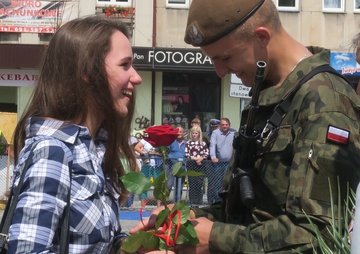 W czasie uroczystości na Nowym Rynku jeden z żołnierzy, szeregowy Mikołaj Marciniak, oświadczył się swojej dziewczynie