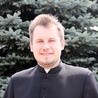Ks. Łukasz wraz z ekipą ewangelizatorów głosi rekolekcje w Borzechowie.