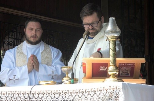 O. Paweł Kijko i ks. Filip Magiera sprawowali Mszę św. w kaplicy na Groniu Jana Pawła II