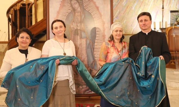 Ks. Jerzy Ryłko z Naty de Anda i Dorotą Popowską po pierwszym nabożeństwie różańcowym przy obrazie MB z Guadalupe