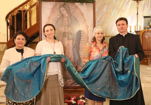 Ks. Jerzy Ryłko z Naty de Anda i Dorotą Popowską po pierwszym nabożeństwie różańcowym przy obrazie MB z Guadalupe