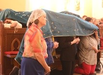 Naty de Anda modliła się z wiernymi w Dziedzicach i sama okrywała ich płaszczem Matki Bożej
