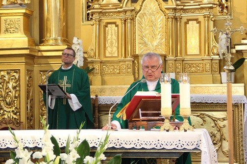 Pielgrzymów powitał ks. Dariusz Skrok (z lewej). Eucharystii przewodniczył ks. Gabriel Marciniak