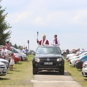 Bp Piotr Greger pobłogosławił pojazdy w Rychwałdzie.