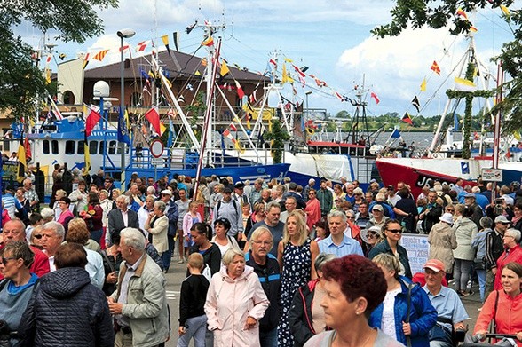 W czasie wakacji  nad Morzem Bałtyckim wypoczywają turyści z całego świata.