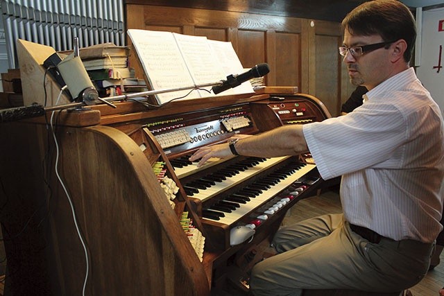 – Instrument składa się z ponad 2700 piszczałek metalowych i drewnianych – mówi Mariusz Ryś.