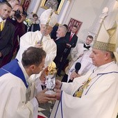 ▲	Relikwie Ojca Świętego ks. Rozmysłowskiemu przekazuje metropolita lwowski.