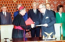 Nuncjusz apostolski w Polsce abp Józef Kowalczyk i minister spraw zagranicznych RP Krzysztof Skubiszewski wymieniają dokumenty po podpisaniu konkordatu 28 lipca 1993 r.