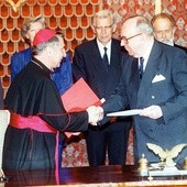 Nuncjusz apostolski w Polsce abp Józef Kowalczyk i minister spraw zagranicznych RP Krzysztof Skubiszewski wymieniają dokumenty po podpisaniu konkordatu 28 lipca 1993 r.